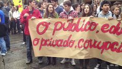 Concentraci�n de estudiantes por los recortes en la plaza do Toural
