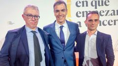 Los dos docentes asturianos posan junto a Pedro Sánchez