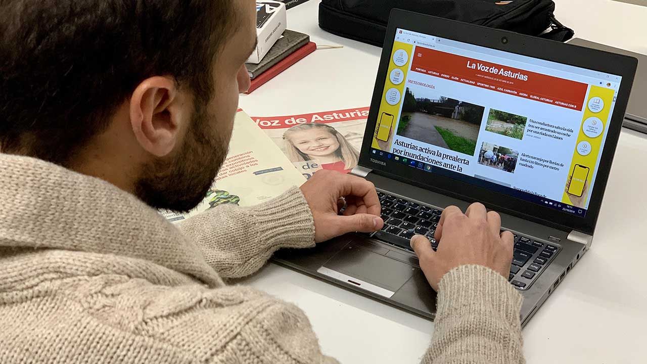Un lector ojeando la web de La Voz de Asturias