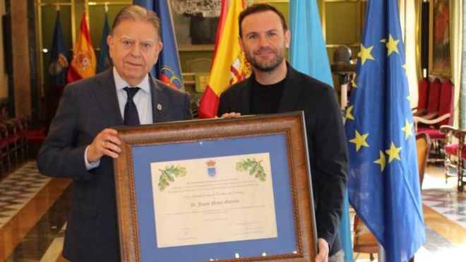 El futbolista Juan Mata recibe el t�tulo de Hijo Adoptivo de Oviedo