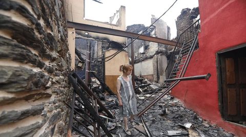 El fuego se llevó por delante decenas de casas en Valdeorras