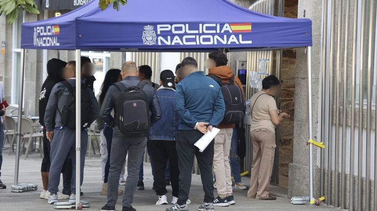 Los funcionarios alertan del caos burocrático que va a generar la regularización de los migrantes