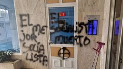 Pintada vandlica en la sede del PSOE de Foz