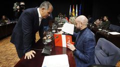 Rafa Domínguez (PP) e Iván Puentes (PSOE) dialogan antes del pleno de presupuestos, el pasado 29 de diciembre 