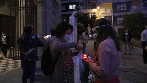 No hubo procesión de Fátima pero algunos fieles se dieron cita en torno a la imagen de la virgen en el atrio del templo de O Couto