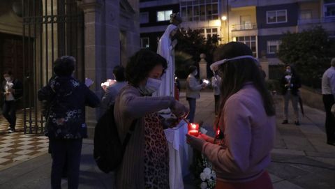 No hubo procesin de Ftima pero algunos fieles se dieron cita en torno a la imagen de la virgen en el atrio del templo de O Couto