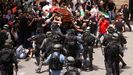 Las fuerzas de seguridad israelíes aporrean a los portadores del féretro de la periodista Shirín abu Aklé
