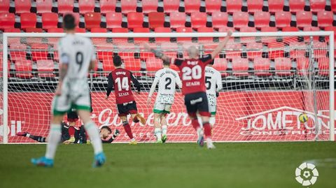 Los jugadores del Mirands celebran el 1-0 de Ral Garca al Oviedo