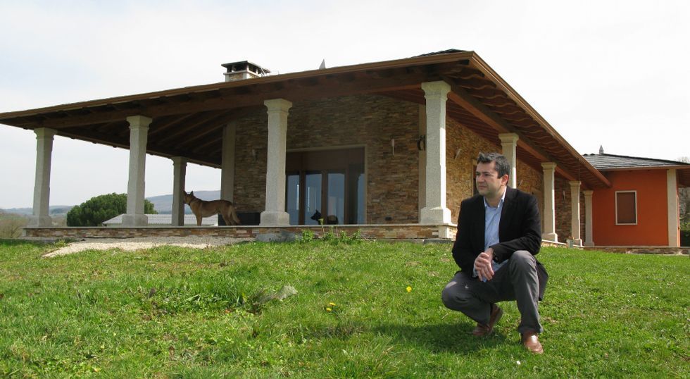 Jos� �ngel L�pez posa ante una casa dise�ada por �l en la parroquia sarriana de Louseiro e integrada en el entorno. 