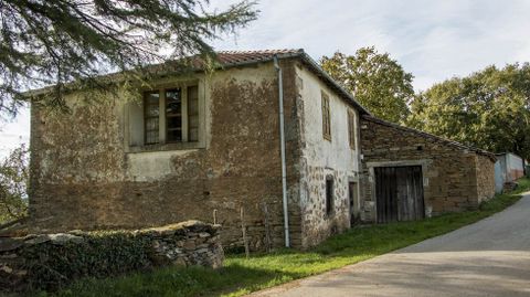 En el entorno de la iglesia parroquial de Santo Tom da Broza se halla la antigua casa rectoral