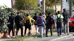 Un grupo de jóvenes a la salida del colegio en Asturias