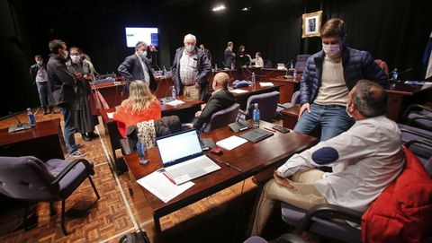 El pleno municipal de Pontevedra estuvo suspendido durante una hora por fallos en la seal para retransmitirlo por Internet