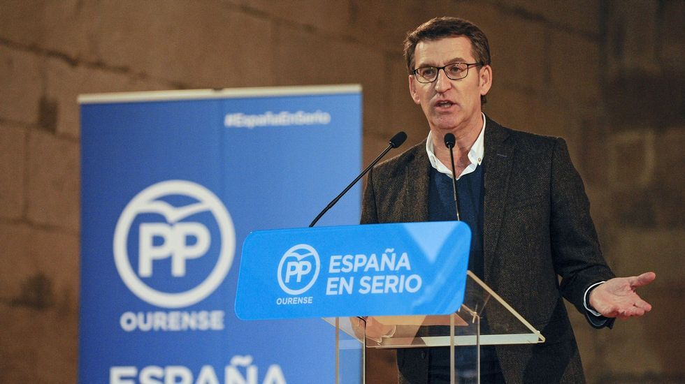 Santalla y Lamazares, colocando la cinta para impedir el acceso a la zona comercial lalinense. 