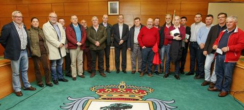 Representantes de los sindicatos y de doce concellos de la zona se reunieron en la casa consistorial de Carballo. 