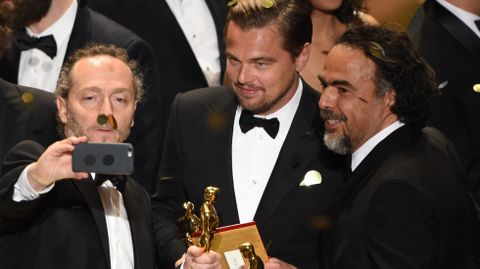 El director de imagen, Emmanuel Lubezki, se hace un selfie junto a Leonardo DiCaprio y Alejandro González Iñárritu. 