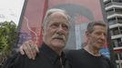 El director de cine argentino, Carlos Martnez (d), acompaado por su compatriota el escritor Ral Argemi (i),en Gijn