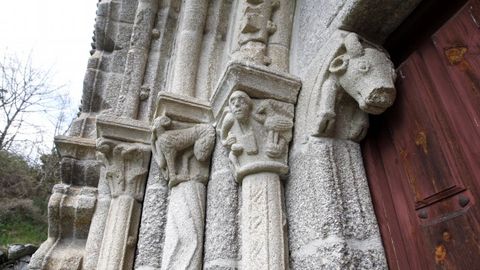 Esculturas en la fachada principal de la iglesia de Bembibre, en Taboada (ruta 2)