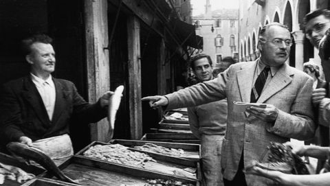 Ernest Hemingway, retratado en el mercado de pescado de Rialto, en Venecia
