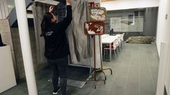 Instalacin de las cabinas electorales en el edificio de Novas Tecnoloxas del Concello