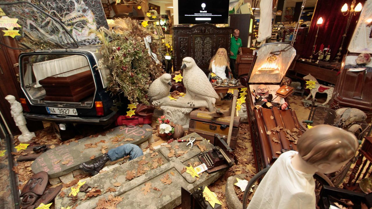 Escaparate en Lugo con tres tumbas, coche f�nebre y una l�pida tallada