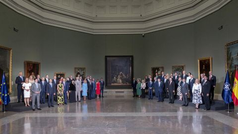 Foto de familia de los jefes de Estado y de Gobierno que participan en la cumbre de la OTAN, antes de la cena informal transatlántica en el Museo del Prado 
