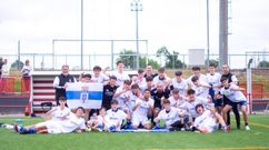 Los jugadores del cadete A celebran el t�tulo liguero conseguido en Mareo
