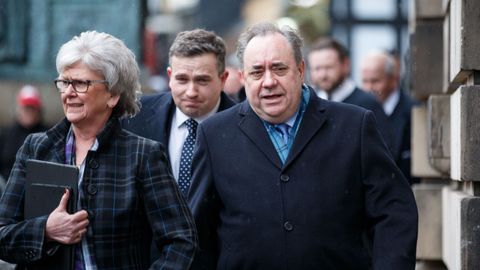 Salmond llega acopado de su hermana al Tribunal Supremo de Edimburgo