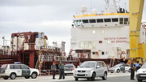 El buque Granato durante su cuarentena en el puerto exterior de Ferrol