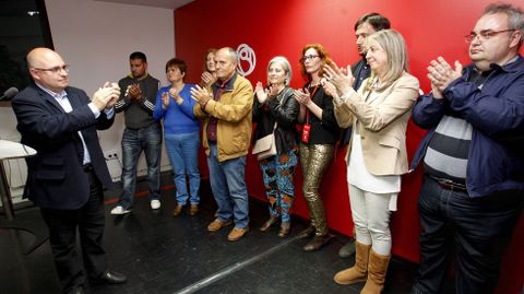 Caras largas en la sede local del PSOE en Santiago. La formacin de Paco Reyes pasa de 9 concejales a 4.