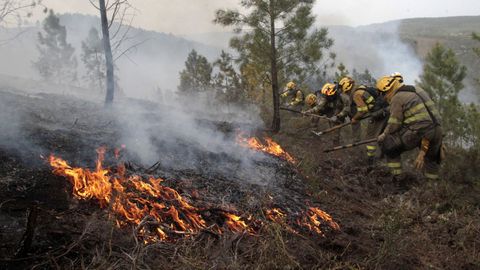 Imagen de archivo de una brigada sofocando un fuego cerca del Cañón del Sil en el 2021