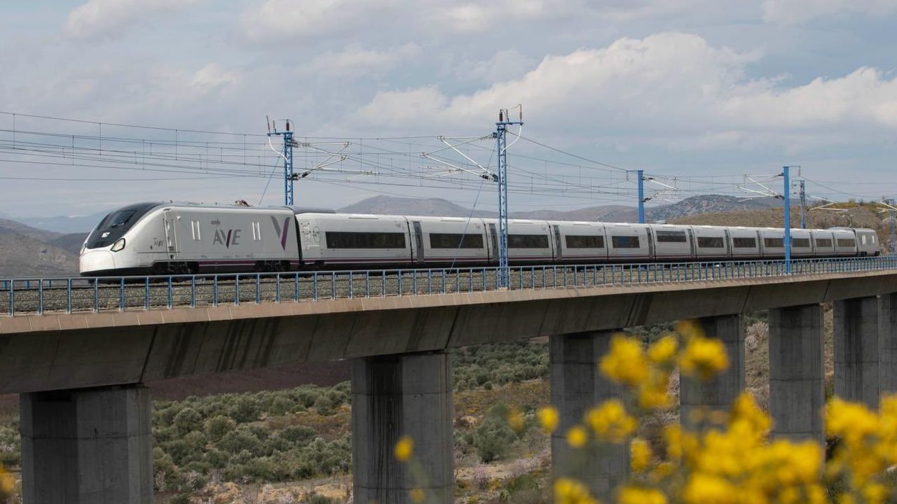 Renfe ha vendido 43.000 billetes para los trenes Avril a Galicia y Asturias