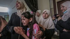 Familiares de un joven de 19 aos muerto en los bombardeos israelies.