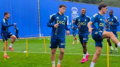 Fede Vias, en el centro, durante el entrenamiento del Real Oviedo