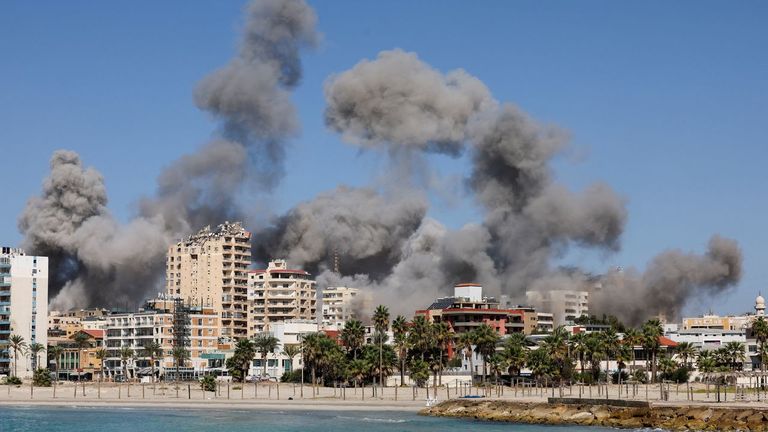 Bombardeos israelíes contra el centro de la histórica ciudad libanesa de Tiro.