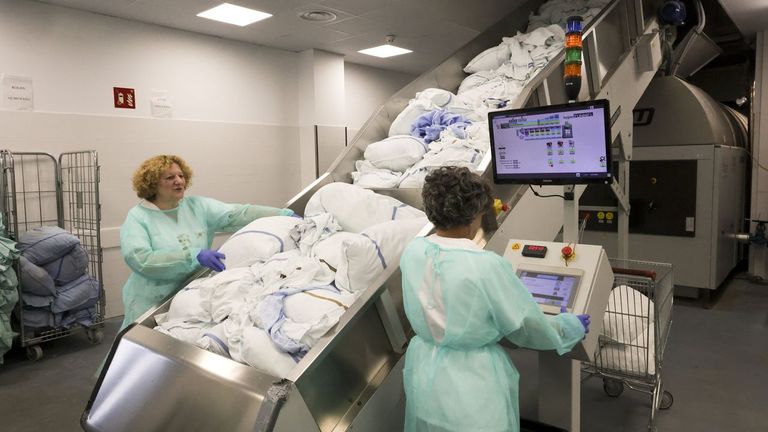 ¿Cómo se consiguen lavar tres toneladas diarias de colada?, así funciona la lavandería de un hospital
