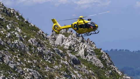  Accidentados son evacuados en helicptero tras despearse un autobs con 48 pasajeros en la subida a los Lagos de Covadonga