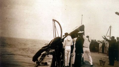 El cuerpo del marino alemán es arrojado al mar