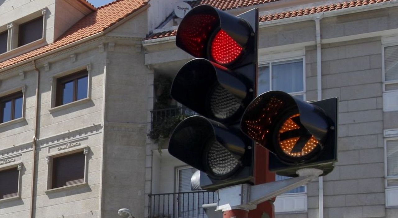 Embiste a un automóvil parado en un semáforo mientras conducía bebido
