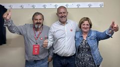 Xabier Castro (en el centro) celebra la victoria electoral del PSOE de Dodro con los dos ediles que le acompaarn en la corporacin