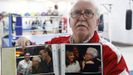 Amoedo posando con las fotos de fiesta sorpresa de 70 cumpleaños en las que puede verse a Agustín Álvarez en las dos imágenes de la izquierda. La mujer de Amoedo organizó la celebración para un selecto grupos de amigos, y Agustín figuró desde el inicio en la lista de invitados.