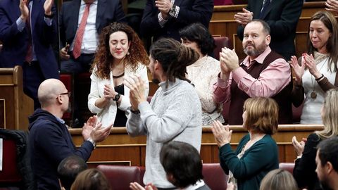 Los diputados de Unidas Podemos aplauden a su compañera Aina Vidal. La diputada de En Comú Podem tuvo que ausentarse el domingo por la enfermedad que padece