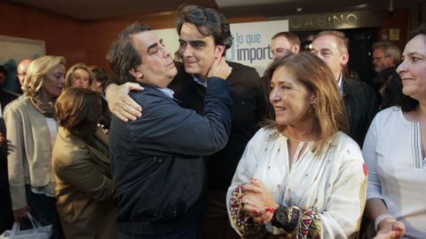Carlos Negreira abraza a Diego Calvo. Los populares ceden la diputacin de A Corua. 