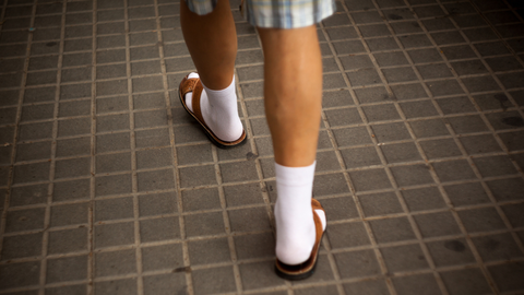 Las chanclas con calcetines se convierten en une buena opcin para cuidar tus pies