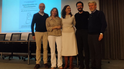 De derecha a izquierda: Dr.Mar�n, Dr. P�rez Canga, Dra. Dupl�, Dra. S�nchez Blanco, Dr. Emilio S�nchez,�en la reuni�n multidisciplinar organizada por AGIPA y SANEFRO sobre la importancia del cribado en el cuarto trimestre