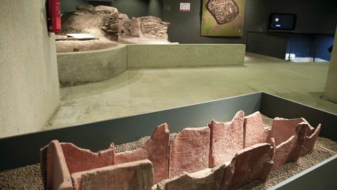 En el Centro Arqueolxico de San Roque hay varias tumbas y un horno romanos