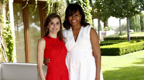 La reina Letizia y la primera dama Michelle Obama posan para los fotgrafos.