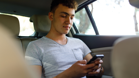 Mirar el m�vil es una de las causas que provocan mareo en el coche.