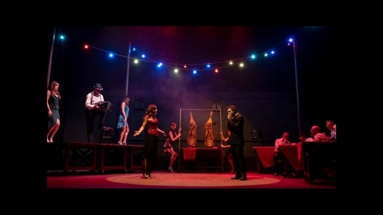 Las escuelas nacidas del dinero de la emigración.En el centro, a la izquierda, la actriz burelense Rosalía Castro interpretando el papel de Circe en «O charco de Ulises» que el Centro Dramático Galego llevó a Uruguay y Argentina