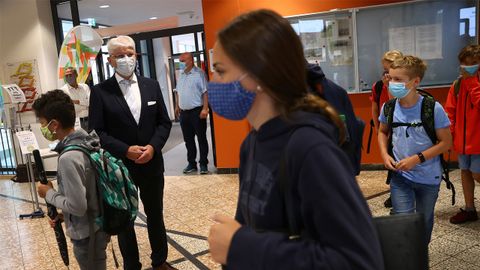 El director de una escuela alemana recibe a los alumnos el primer da de clase bajo las medidas anticovid