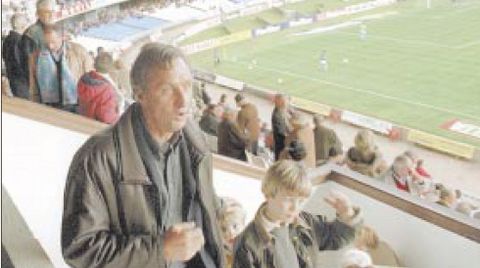 Cruyff, viendo al Celta en Balados en 1999, cuando su hijo jugaba en el equipo